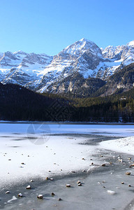 意大利多洛米蒂冰冻的高山湖Tovel图片