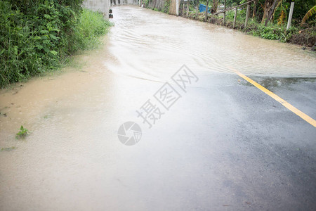 季风萧条导致柏油路上的洪水图片