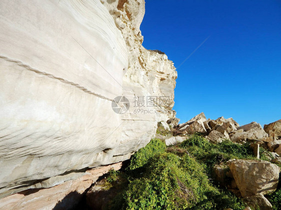 岸边的岩石里海沿岸岩石小径哈萨克斯坦阿克套市14七月图片