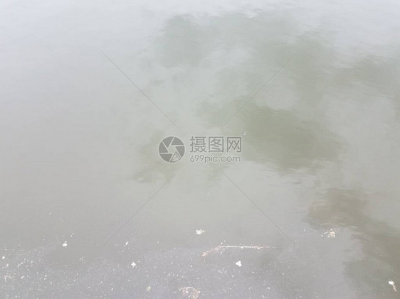 有反射的死水浑浊的湖水或池塘水图片