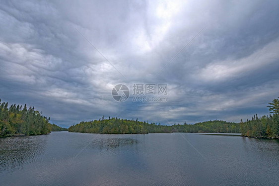 明尼苏达边界水域奥米加湖北森林的风暴云卷过明尼苏图片