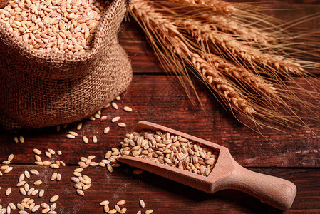 面包卷和全麦面包的健康成分用于面包制备的有机成分棕色袋子里的小麦种子图片