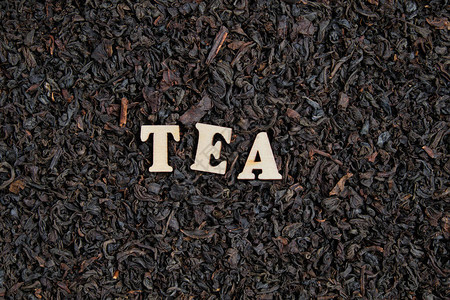 茶叶的背景是干燥分散的黑茶图片