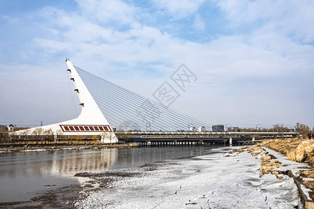 长春伊通河冰雪融化景观图片