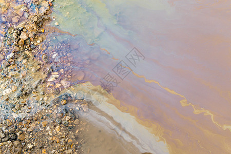水表面污染的明亮充满活力的溢油形状的摘要多色污染物向环境释放有害化图片
