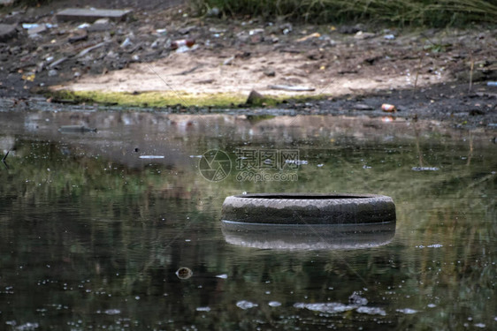 旧轮胎在水中水污染环境污染图片