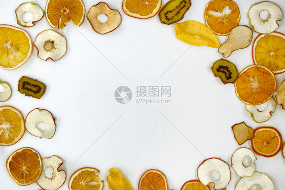 有机苹果基维斯白底橘子薯片和文本复制空间健康素食水果零食图片