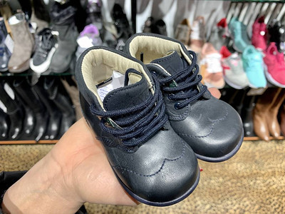 儿童皮鞋在手小鞋在手掌上迷你鞋在商店图片