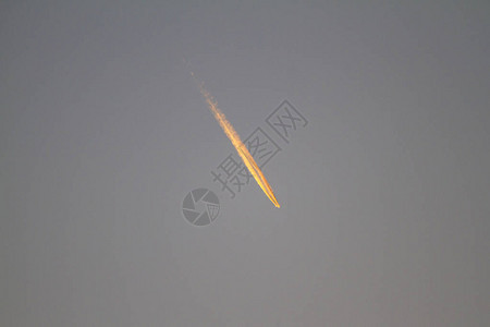 飞机在天空中冒出黄色烟雾图片