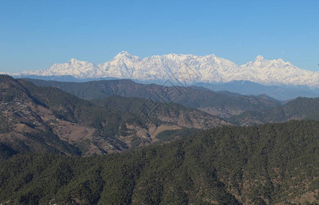 青山与雪山图片