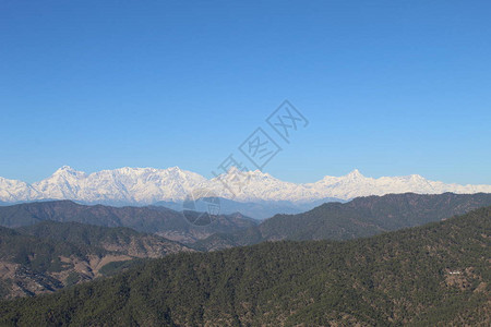 青山与雪山图片