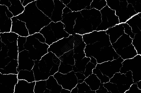 黑色干燥和破裂的地面球背景干裂暗地的特写表面纹理上图片