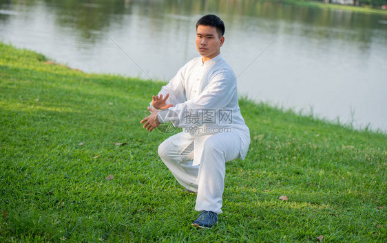 太极拳师手执练武功图片