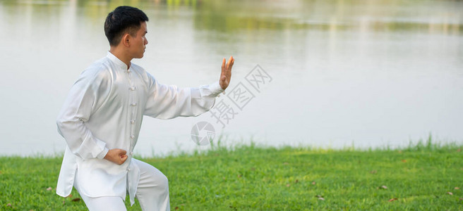 太极拳师手执练武功图片