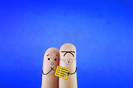 两根手指被装饰成两个人其中一根刚做过尿图片