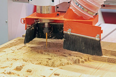 铣削一块木板在CNC坐标铣削木工机床上加工木板背景图片