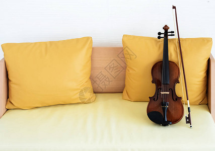 古典小提琴和弓放在木椅上图片