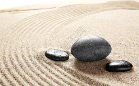 带线条的沙子上的石头禅宗概念图片