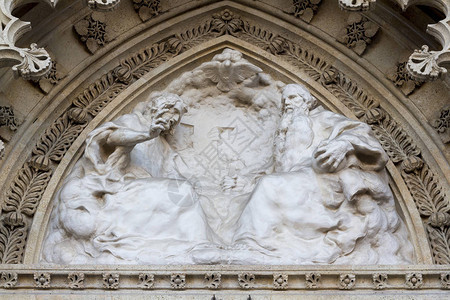 萨格勒布大教堂入口处的雕塑图片