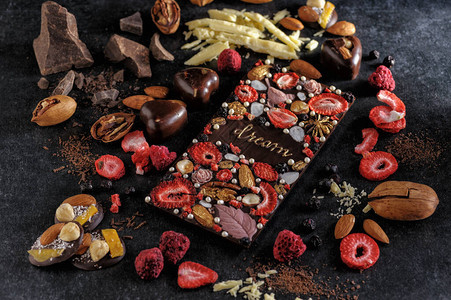 土制冷冻干浆果和坚果的黑巧克力黑色巧克力图片