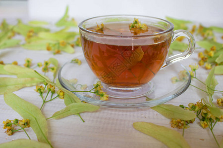 茶绿茶凉茶薄荷叶有苹果味的茶用苹果花和叶子干茶切片石灰的玻璃杯中的茶餐厅或茶馆室的石板上的香图片