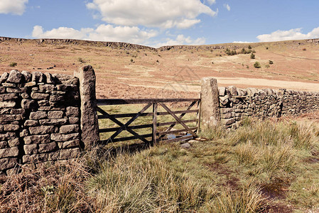 联合王国德尔比郡的石墙和木制门英国Derb图片
