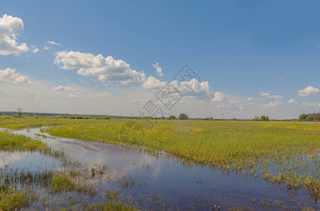 波尔西一小条河谷的洪涝草原阳图片