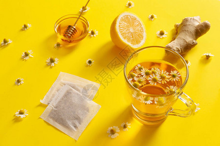 含蜂蜜柠檬和姜汁的甘菊图片
