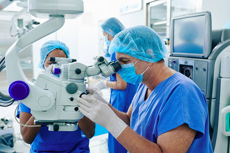 经验丰富的外科医生在诊所进行激光眼目图片