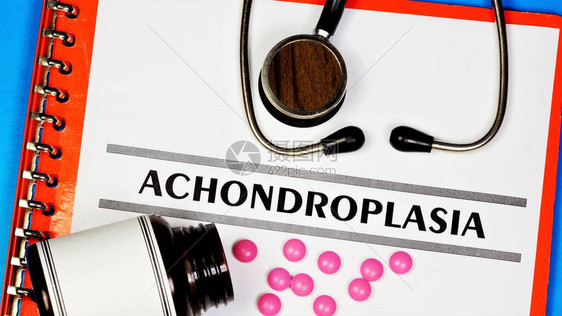 Achondopolasia文字在医疗文件夹的表格上登记图片