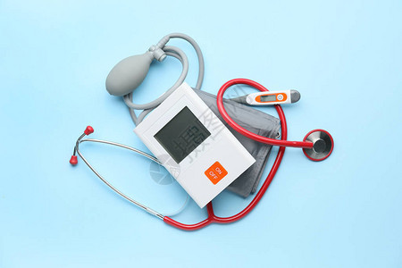 彩色背景电子血压计和温度计图片