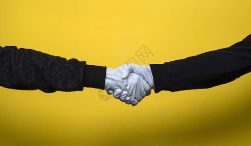 蓝色医疗手套上的人握手图片素材