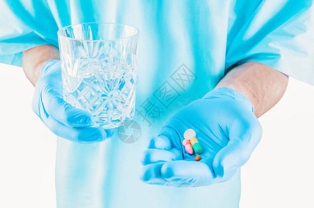 医生提供药丸和一杯水医疗概图片