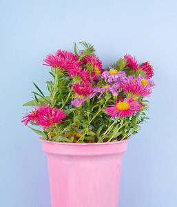 粉红色花瓶中的一束粉红色紫菀花图片
