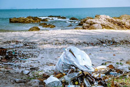在泰国热带岛屿海滩上的塑料在亚洲的一图片