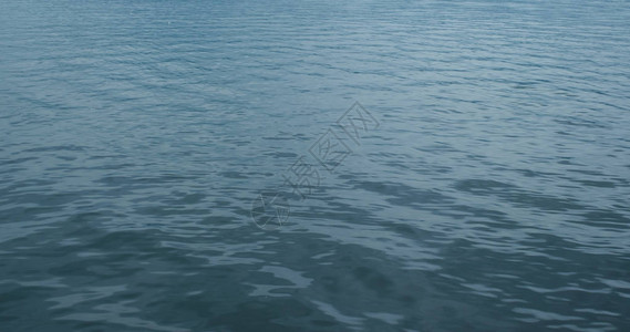 在海的水波表面图片