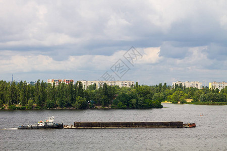 在乌克兰Dnieper河漂浮图片