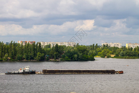 在乌克兰Dnieper河漂浮图片