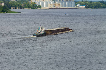 在乌克兰Dnieper河漂浮图片