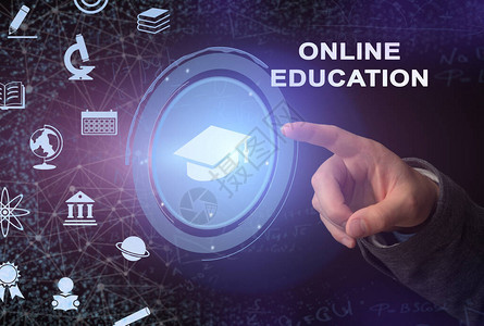 电子学习和在线教育男人在蓝色背景的虚拟屏幕上按下学术帽的按钮图片