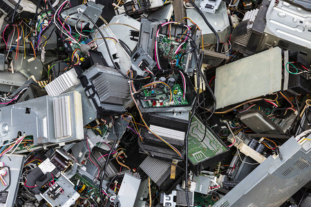 工业废料堆成一堆电脑和电器背景图片