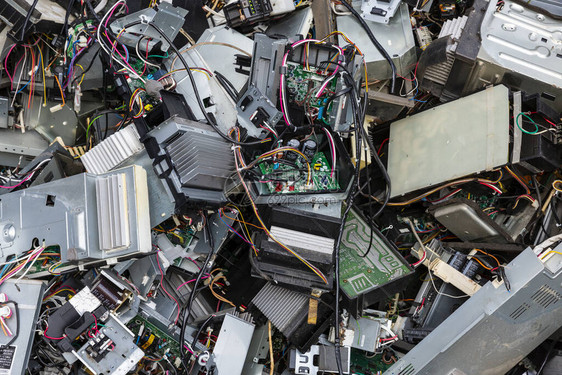 工业废料堆成一堆电脑和电器图片