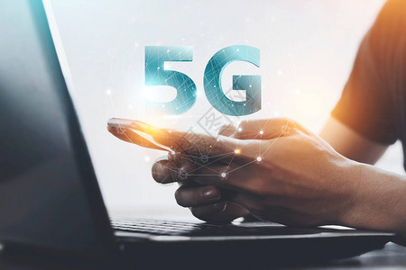 5G高速移动连接技术信号与亚洲人手持电话智能城市网络概念高速移动互联网新一代网络混图片