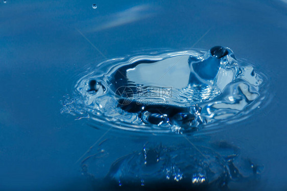 水滴蓝色的水滴溅起水滴特写图片