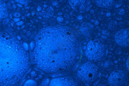 水深处美丽而抽象的蓝色泡图片