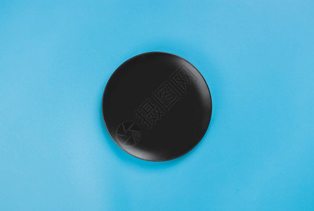蓝色背景上的黑色盘子图片