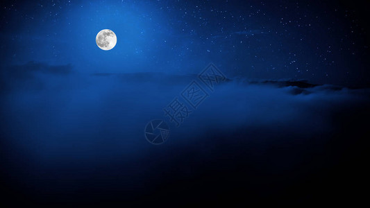 在星空和云彩的幕后黑暗中的月亮环绕着天图片