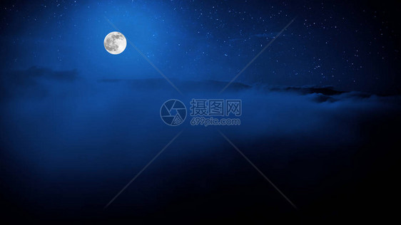 在星空和云彩的幕后黑暗中的月亮环绕着天图片