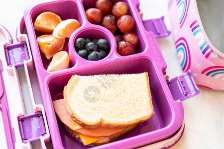 健康的学校午餐包装在一个便当盒里图片