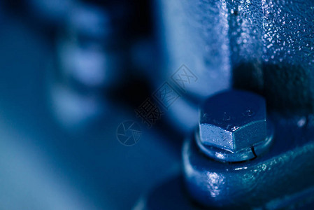 零件的蓝色金属粗糙表面与螺栓汽车零件的蓝漆汽车图片